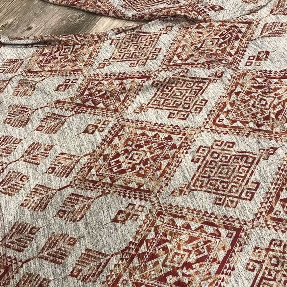 Geometrical print plus size light seater with lace details - Picture 3 of 11